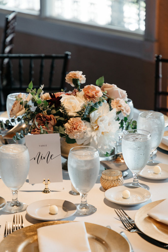 wedding-table-centerpieces-florals-marble-and-pine